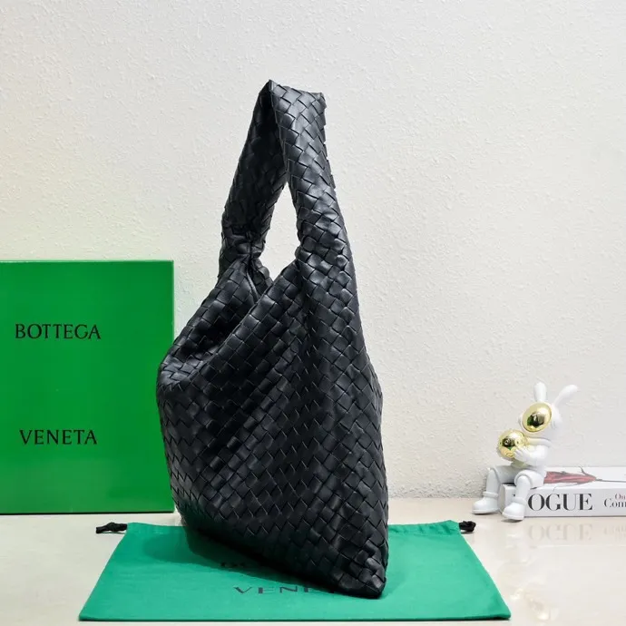 Batch 2160 #Bv New large HOP bag, the bag body and handles are made of a whole piece of woven leather. The bag body is soft and lazy. Hop symbolizes the praise of innovation and eternal craftsmanship [love]. The pyramid silhouette combines practicality and fashion. Modern and casual, the bag mouth is double-sided closed design, more convenient and safe! The cowhide texture also makes the bag more wear-resistant and durable. A must-have for fashionable ladies who like minimalism yet comfortable and casual! Size: 54x24x13, Model: 3970#